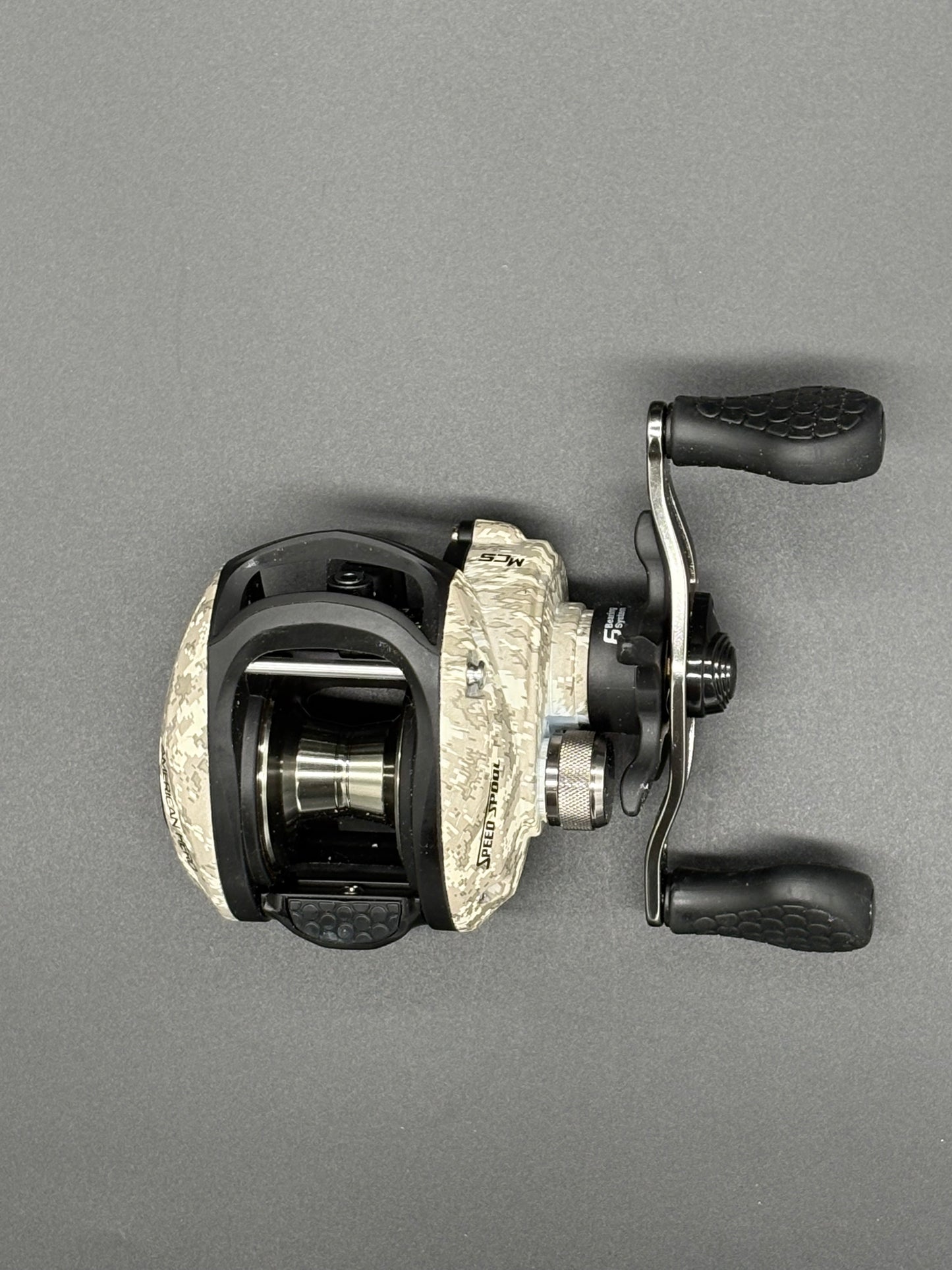 Lews American Hero Camo Bait Caster Right Hand
