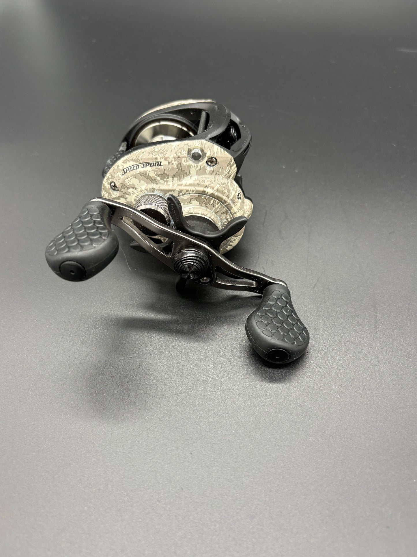 Lews American Hero Camo Bait Caster Right Hand